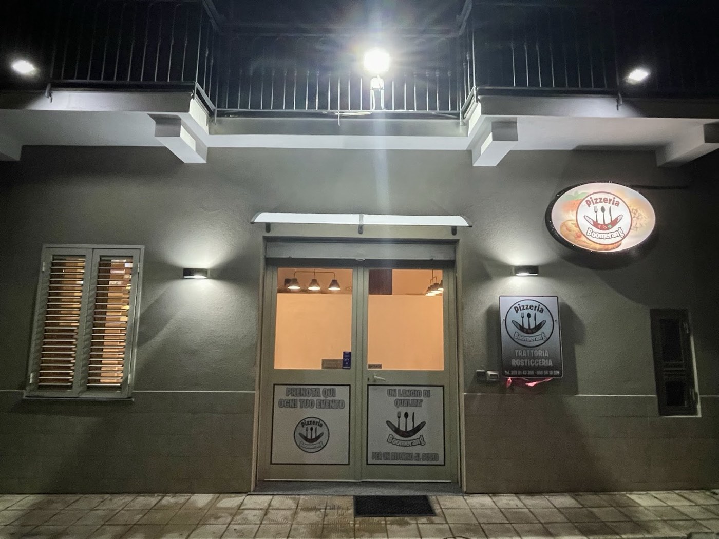La facciata della pizzeria Boomerang in Via Longano, di sera